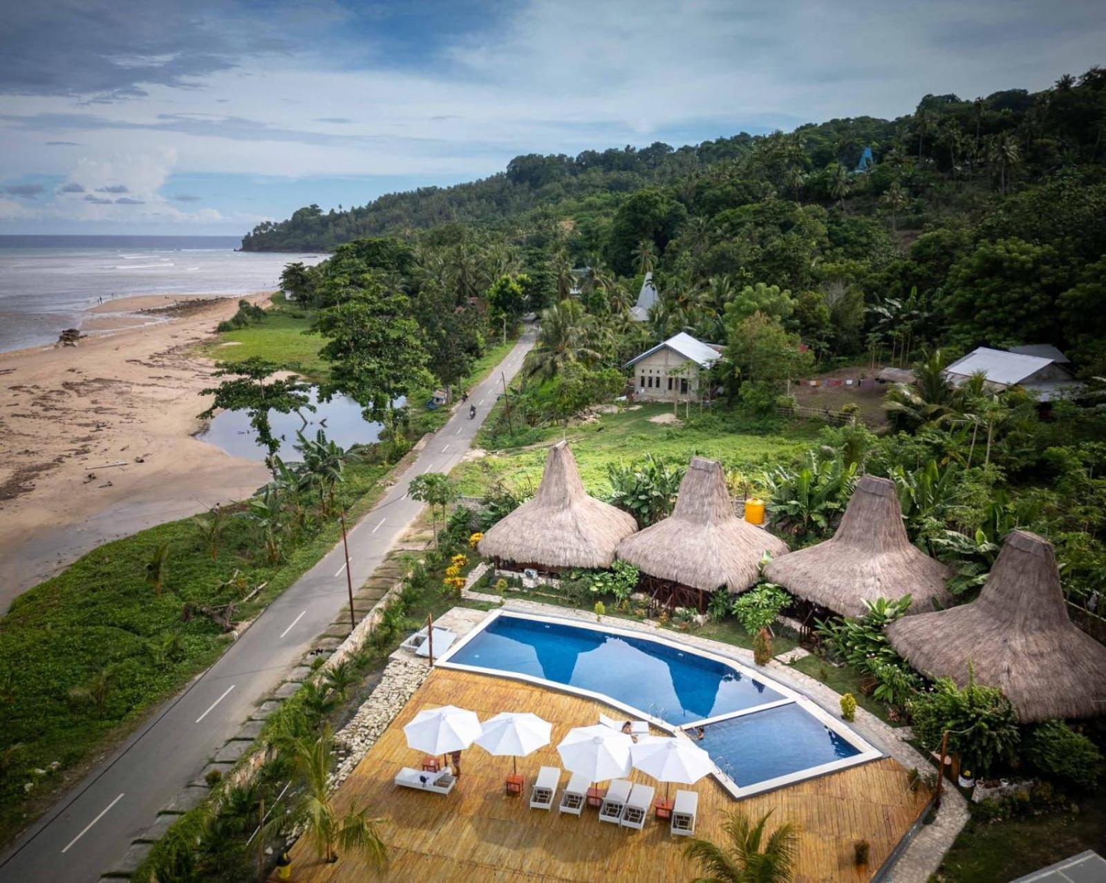 Three Queen Villa And Homestay Waikabubak Exterior photo